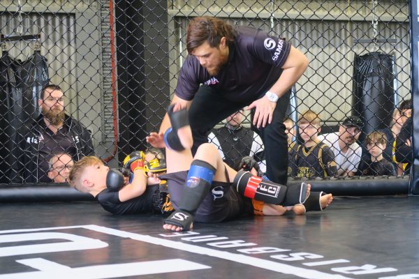 Referee in Samas Shirt steeping in on an armbar at TFC.